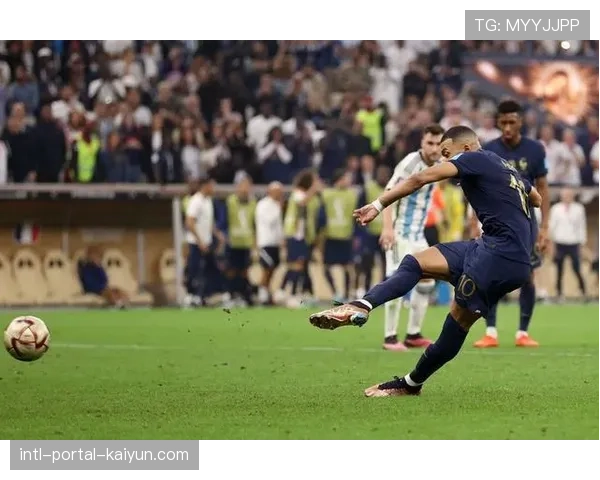 专家分析:点球判罚源自中锋回撤接应纵深传球后转身被侵犯 专家分析:点球判罚源自中锋回撤接应纵深传球后转身被侵犯